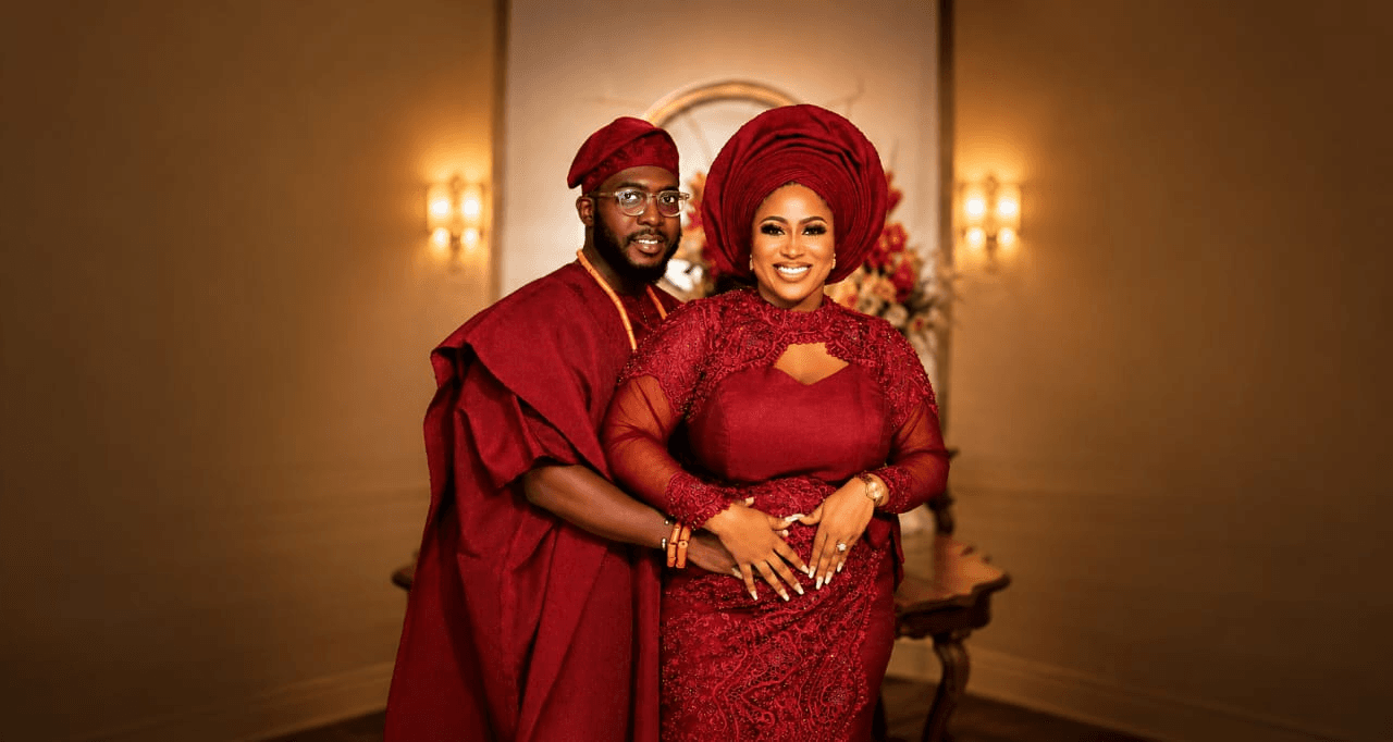 Couple en tenues traditionnelles africaines